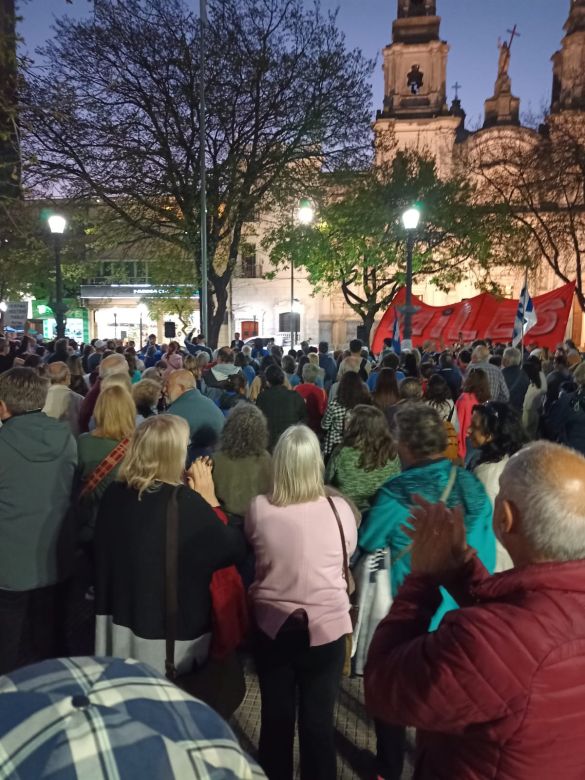 Un grupo de militantes defendió a Cristina en la plaza 