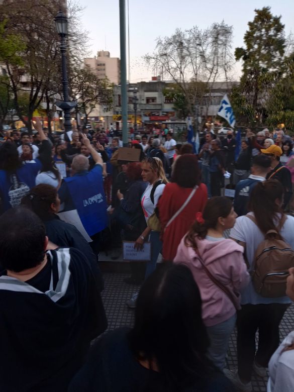 Un grupo de militantes defendió a Cristina en la plaza 