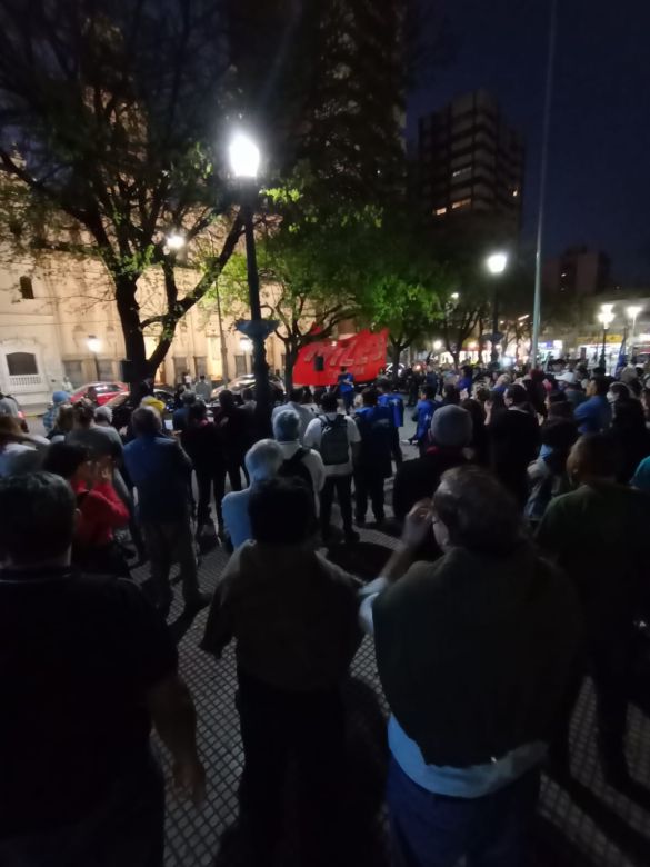 Un grupo de militantes defendió a Cristina en la plaza 