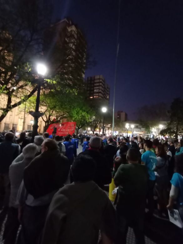 Un grupo de militantes defendió a Cristina en la plaza 