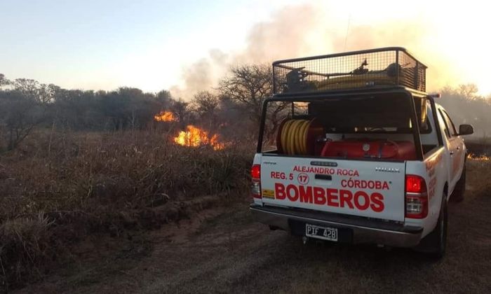 Logran sofocar incendio de campo entre Las Acequias y Reducción