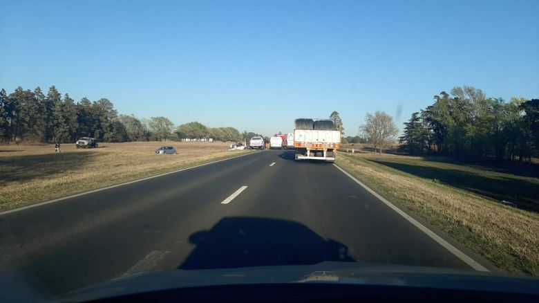 Un camión volcó en la ruta 30