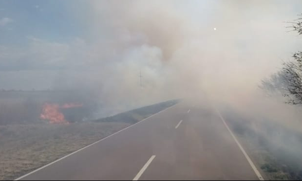 El humo de un incendio obligó a interrumpir el tránsito en ruta 8