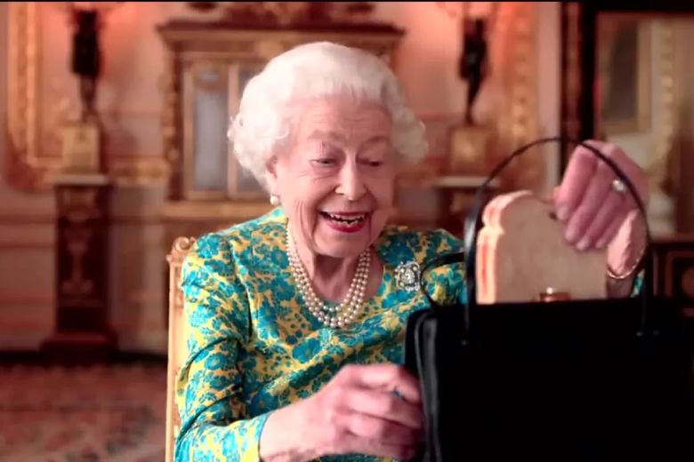 Cuando en un divertido video con el oso Paddington la reina Isabel II reveló qué lleva en su cartera