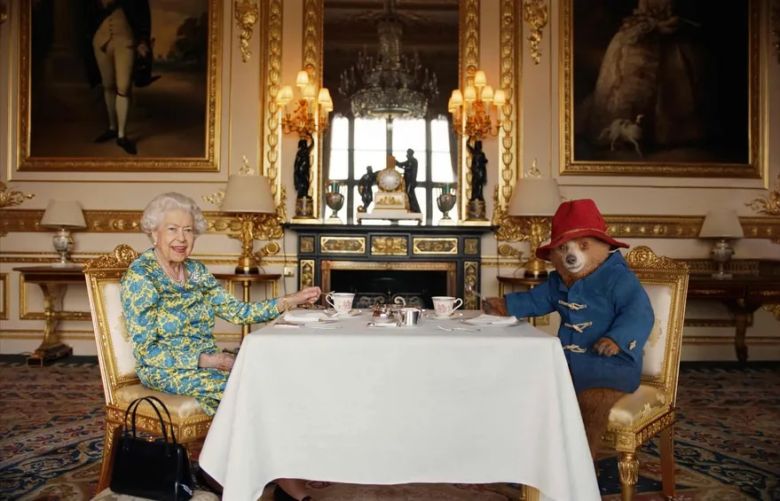 Cuando en un divertido video con el oso Paddington la reina Isabel II reveló qué lleva en su cartera