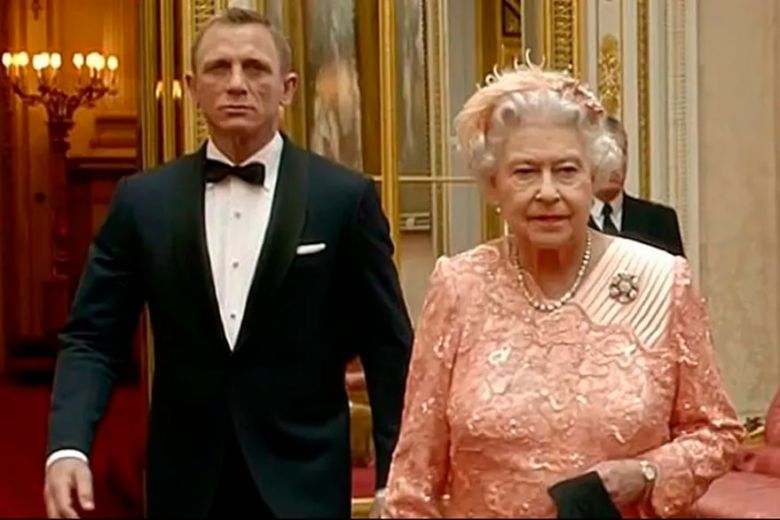 Cuando en un divertido video con el oso Paddington la reina Isabel II reveló qué lleva en su cartera