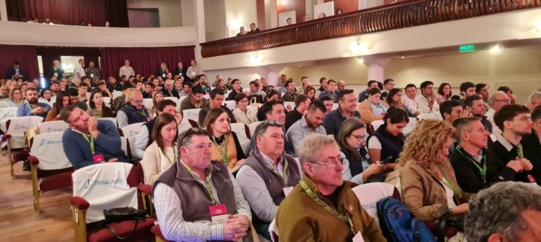 A teatro lleno se realiza la 37 ° Jornada Nacional de Maní en General Cabrera