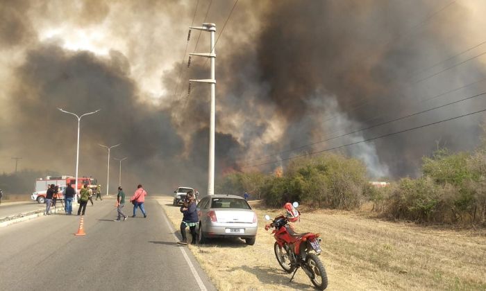 El fuego amenaza Merlo con un frente de más de un kilometro y medio