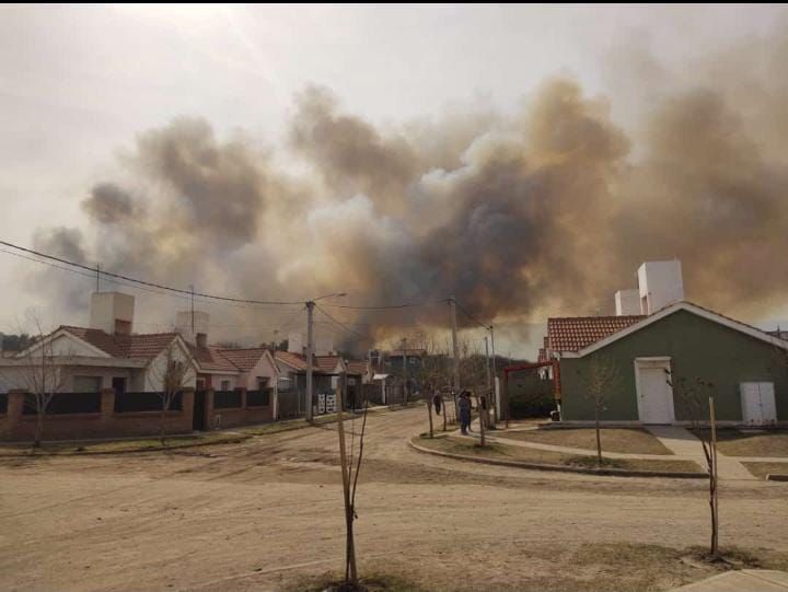 El fuego amenaza Merlo con un frente de más de un kilometro y medio