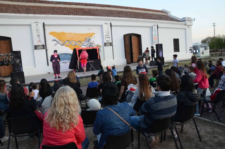 Fin de semana de festivales con circo, música y mucho color en la ciudad