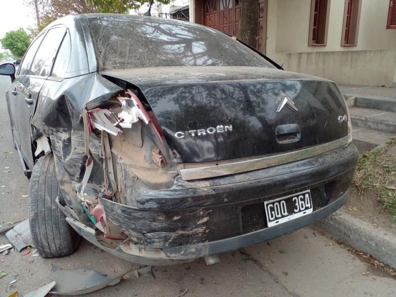 Dejó estacionado su auto en la calle y se lo chocaron 