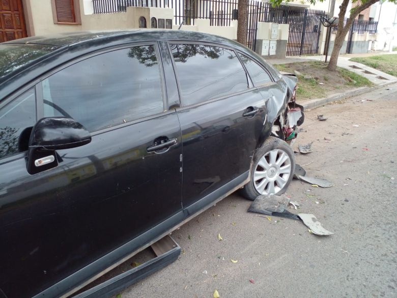 Dejó estacionado su auto en la calle y se lo chocaron 