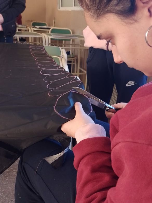 Estudiantes fabricaron un tapavasos “antidrogas” para llevar al boliche