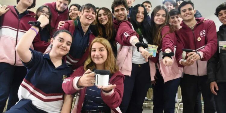 Estudiantes fabricaron un tapavasos “antidrogas” para llevar al boliche