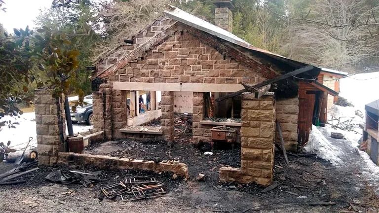 Los mapuches reclutan gente para ocupar todas las propiedades que usurparon en Villa Mascardi