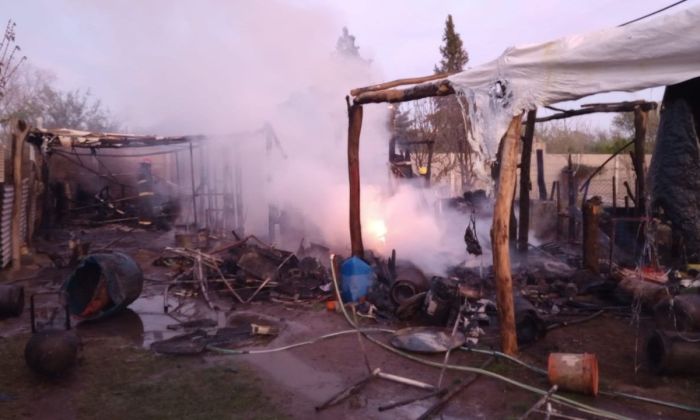 Se quemó una vivienda precaria en Villa Huidobro