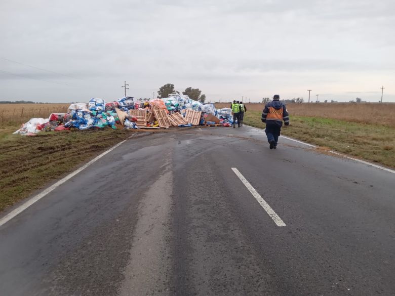 Un camión despistó y volcó toda su carga