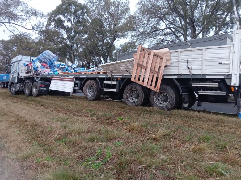 Un camión despistó y volcó toda su carga