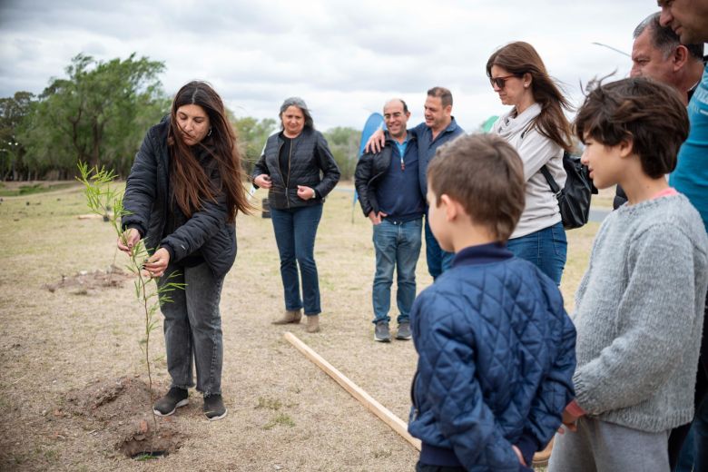 LV16, junto al Municipio y el Da Vinci plantaron mil algarrobos