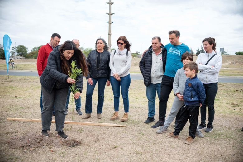 LV16, junto al Municipio y el Da Vinci plantaron mil algarrobos