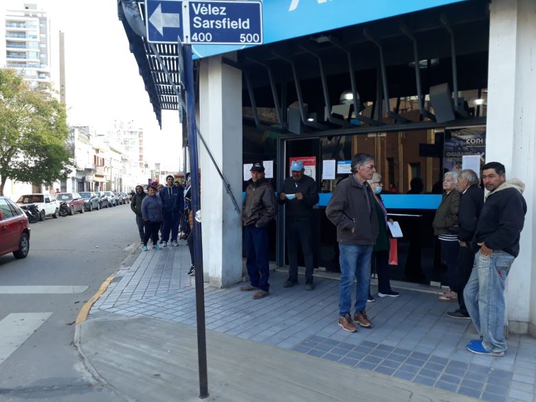 Gran cantidad de personas solicitan el bono de 45 mil pesos en la ciudad