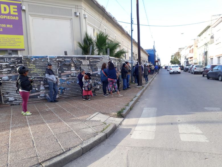 Gran cantidad de personas solicitan el bono de 45 mil pesos en la ciudad