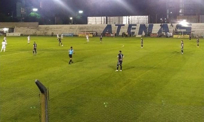 Atenas rescató un punto  en un partido difícil