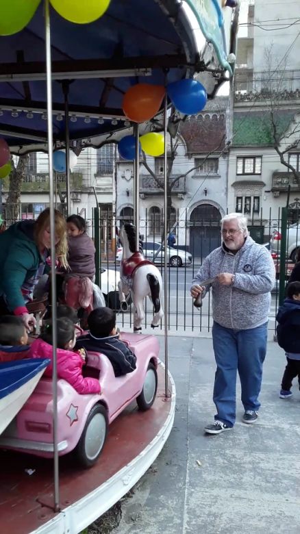 Carlos, un calesitero de cuna que preserva un oficio marcado por las vueltas de la vida