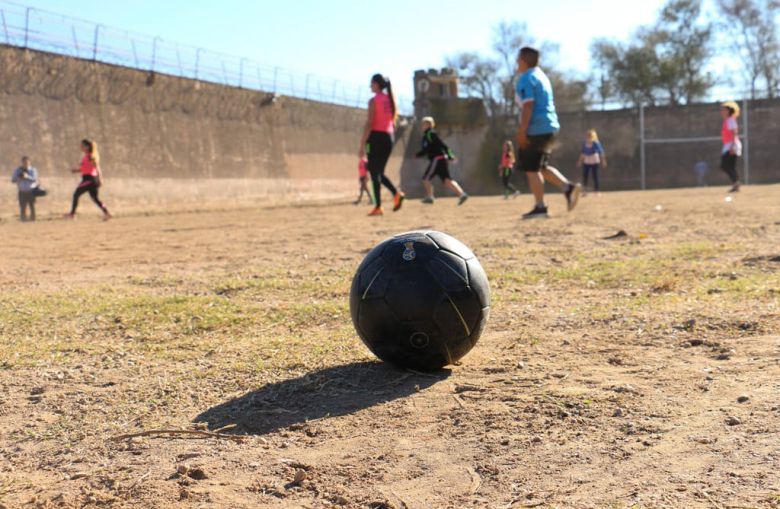 Fútbol femenino en la cárcel, gol de media cancha