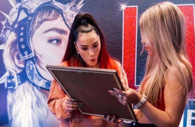 La cordobesa que hace cuadros personalizados y sorprendió a Lali, Tini y otras figuras