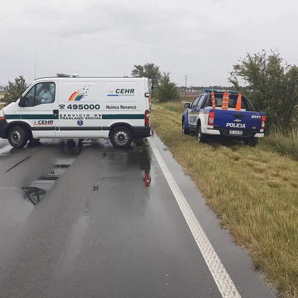 Siniestro vial en la Ruta 35, Cayeron dentro de un canal de agua