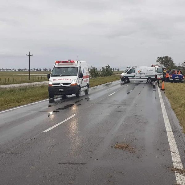 Siniestro vial en la Ruta 35, Cayeron dentro de un canal de agua