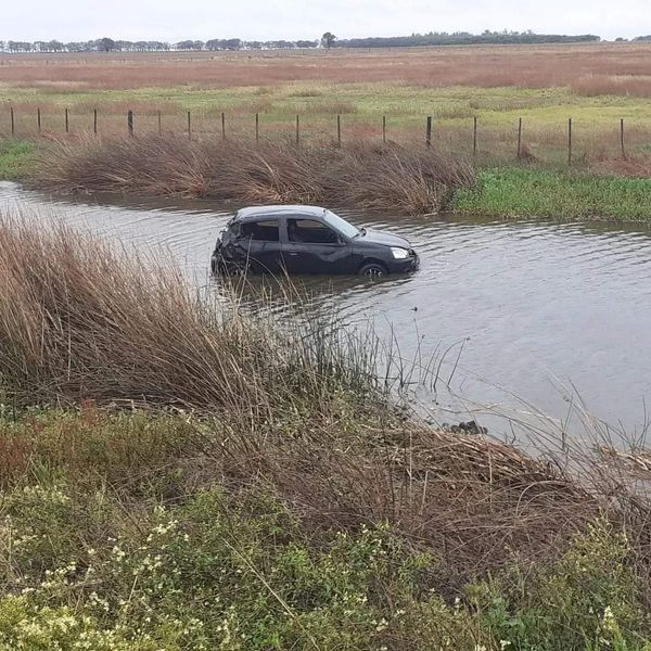 Siniestro vial en la Ruta 35, Cayeron dentro de un canal de agua