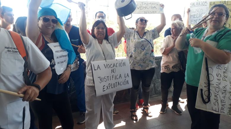 Alta concurrencia de los trabajadores de la salud en la marcha frente al Hospital 