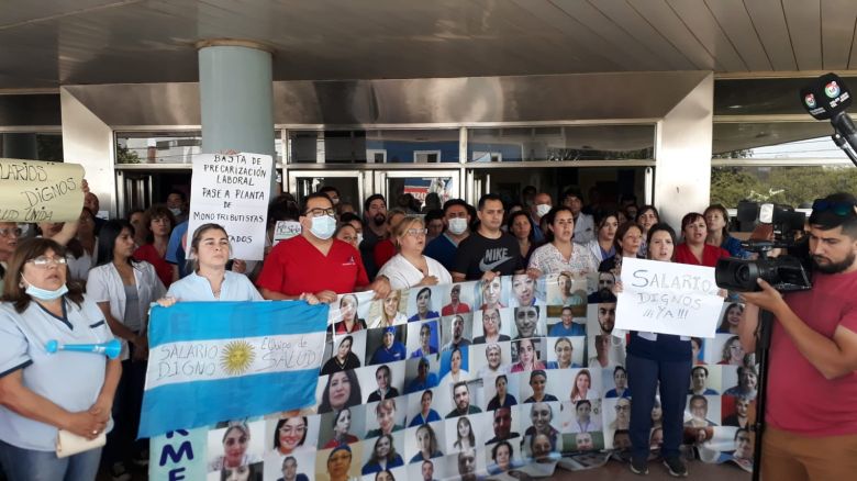 Alta concurrencia de los trabajadores de la salud en la marcha frente al Hospital 