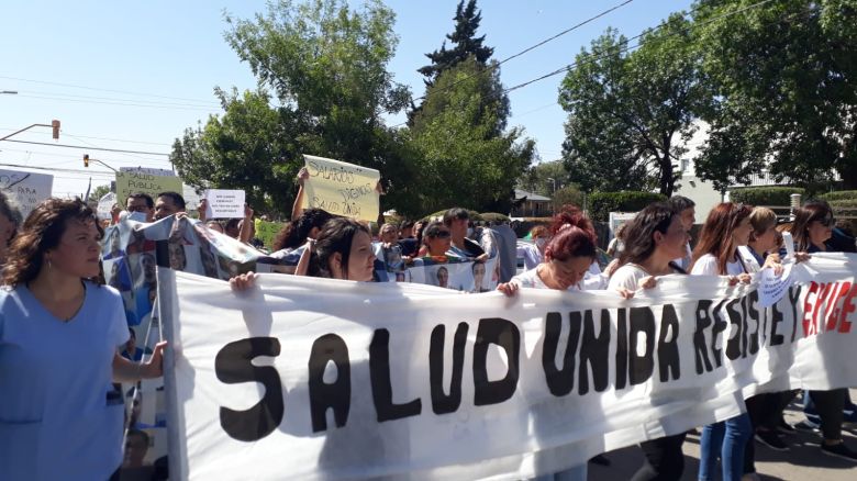 Alta concurrencia de los trabajadores de la salud en la marcha frente al Hospital 