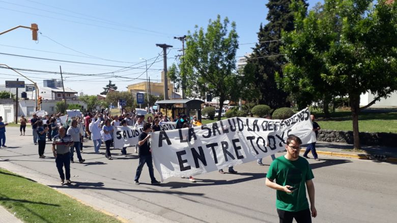 Alta concurrencia de los trabajadores de la salud en la marcha frente al Hospital 