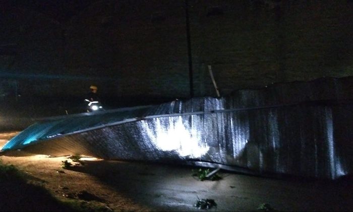 La fuerte tormenta provocó voladuras de techos y caída de árboles 