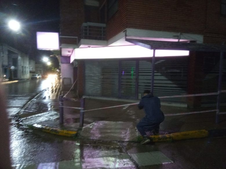 La fuerte tormenta provocó voladuras de techos y caída de árboles 