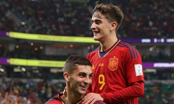 España se lució a puro gol en su debut