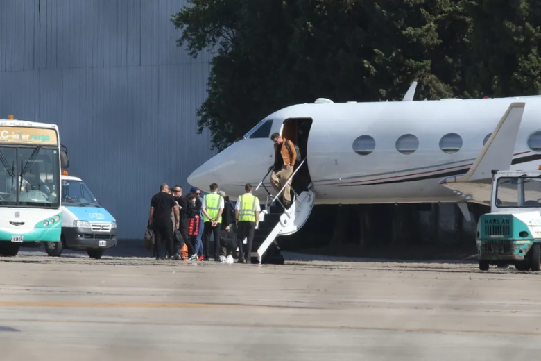 En fotos: Ricky Martin llegó a la Argentina y cientos de fans lo recibieron