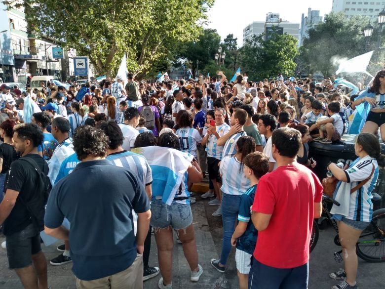 Una multitud festejó la clasificación en plaza Roca