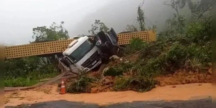 Dos muertos por el derrumbe de la BR 376 en Guaratuba