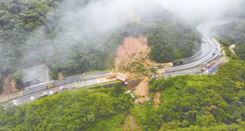 Dos muertos por el derrumbe de la BR 376 en Guaratuba