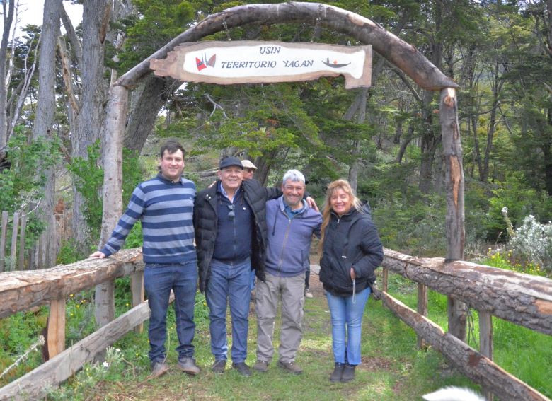 Andrés y Catalina cultivan frutillas en la chacra más austral del mundo