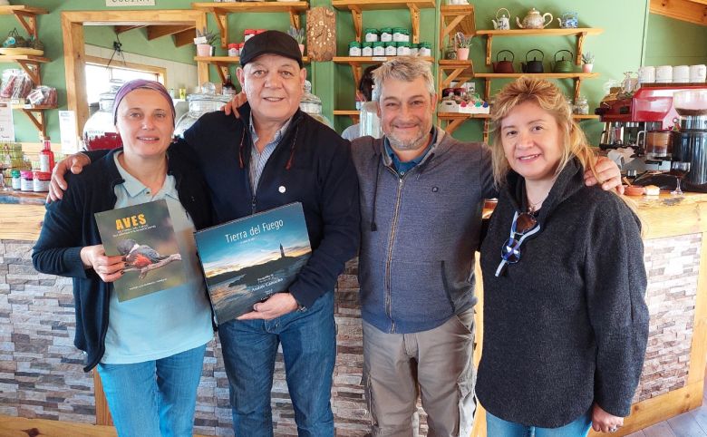 Andrés y Catalina cultivan frutillas en la chacra más austral del mundo