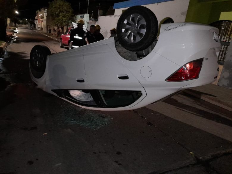 Un vehículo volcó en el macro centro de la ciudad