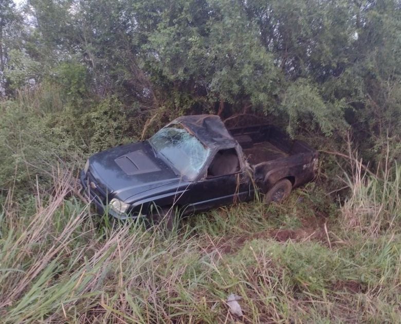 Un hombre fue hospitalizado por el vuelco de su camioneta 