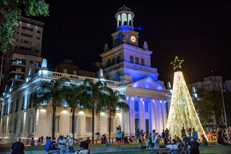 Llamosas inauguró el nuevo reloj del Palacio Municipal y encendió el pino de navidad