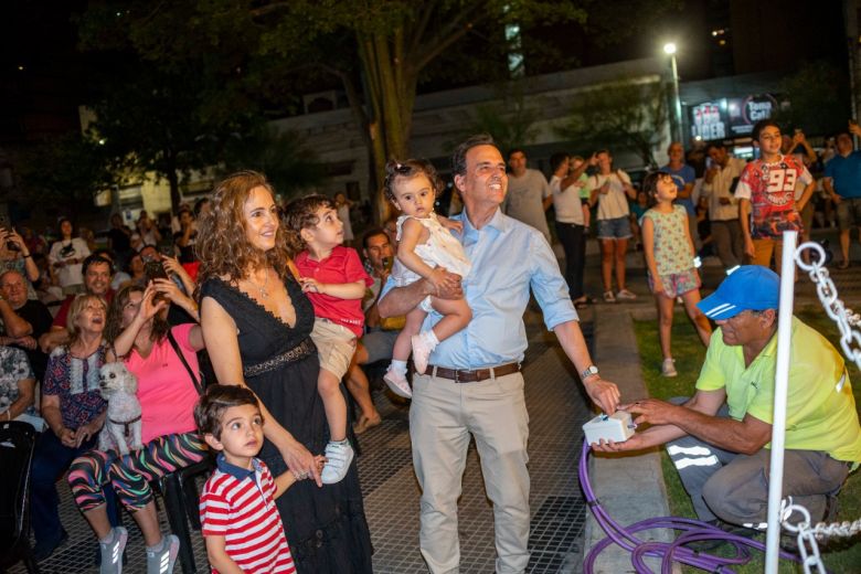 Llamosas inauguró el nuevo reloj del Palacio Municipal y encendió el pino de navidad